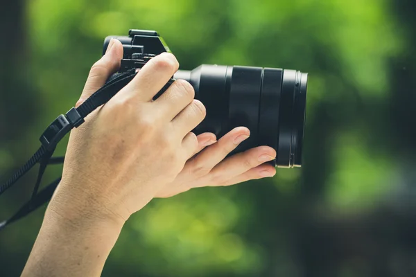 Ženy ruce fotoaparát — Stock fotografie