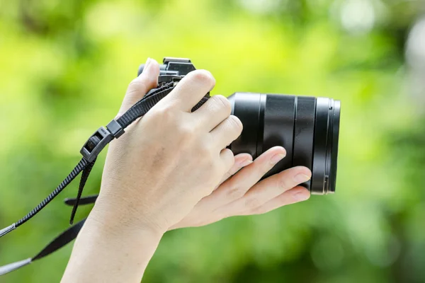 Vrouwen hand camera — Stockfoto