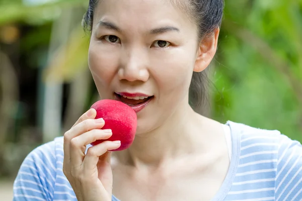 Czerwone jabłko jedzenie kobiety — Zdjęcie stockowe