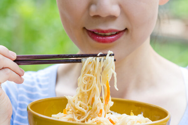 women eat noodle