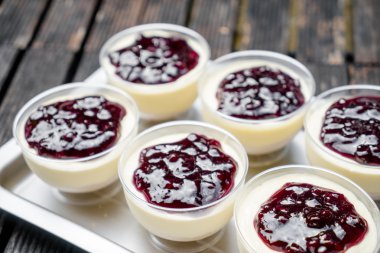 Yaban mersinli cheesecake Kupası