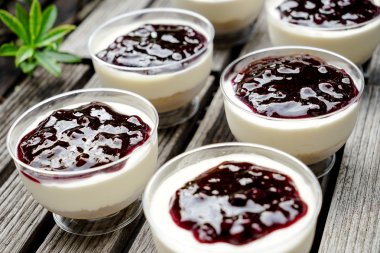 Yaban mersinli cheesecake Kupası