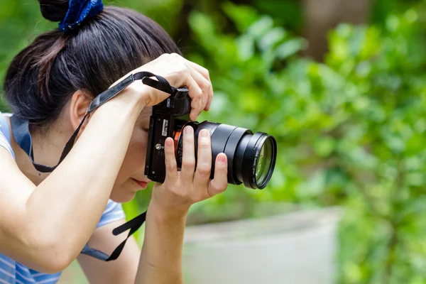 Vrouwelijke fotograaf nemen — Stockfoto