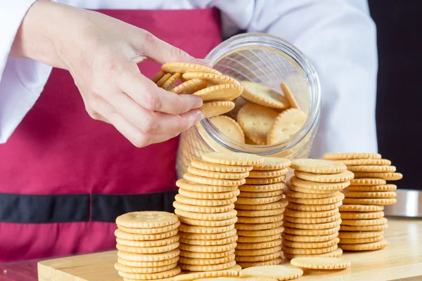 Chef-kok hand crackers — Stockfoto