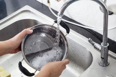 Tava yıkama kadınlar