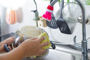 Tava yıkama kadınlar