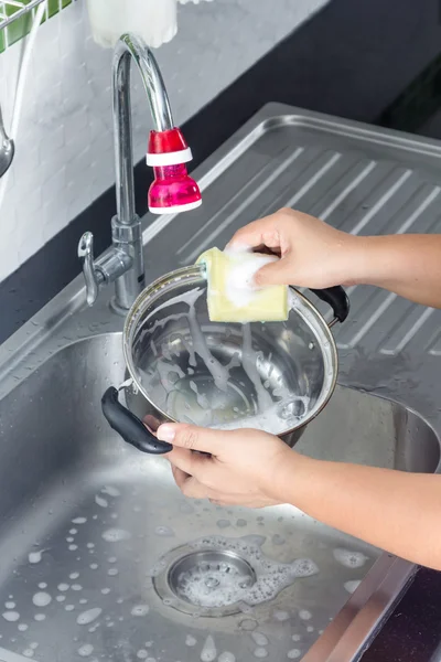 Vrouwen wassen pannen Stockafbeelding