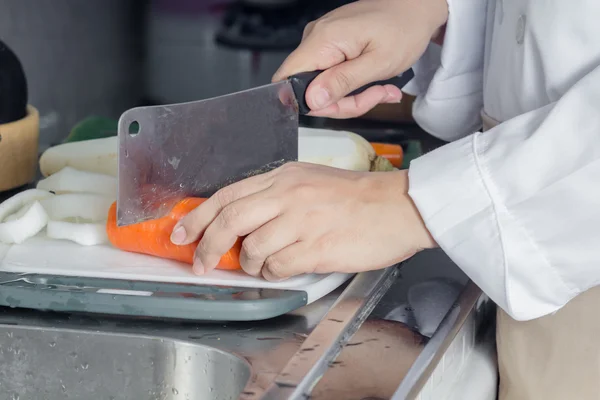 Vrouw snijden wortelen — Stockfoto