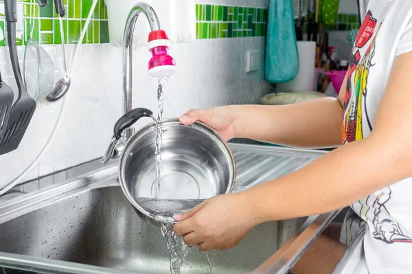 Mycie naczynia rąk kobiety — Zdjęcie stockowe