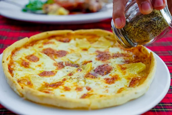 Italiensk pizza på bord — Stockfoto