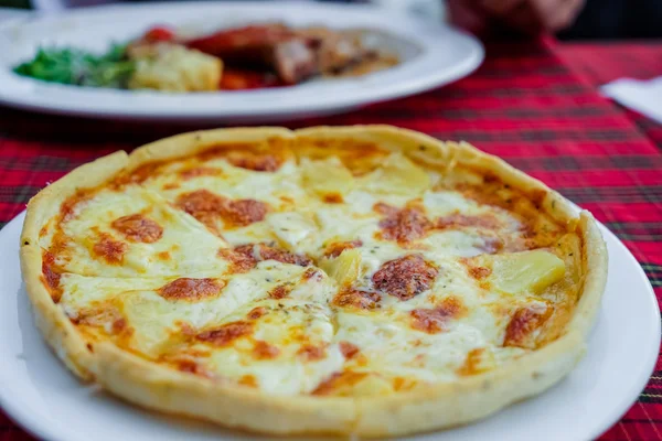 Pizza italiana na mesa — Fotografia de Stock