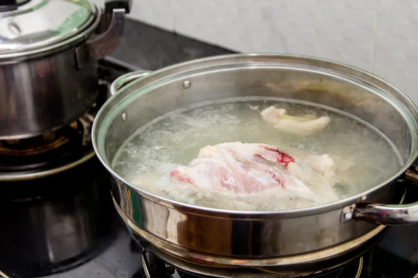 Pollo en la olla —  Fotos de Stock