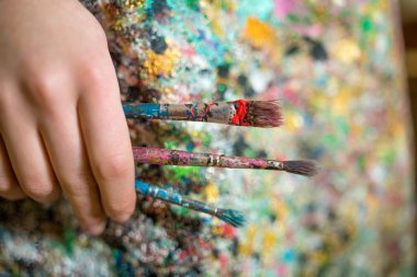 boya fırçası tutan kadın sanatçı el closeup