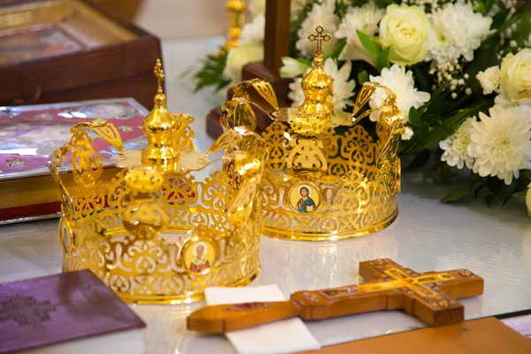 Kilise töreni düğün taç