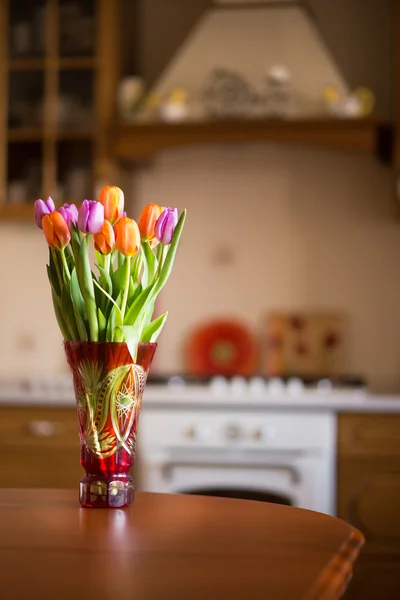 mutfak arka plan üzerinde taze pembe ve mor laleler