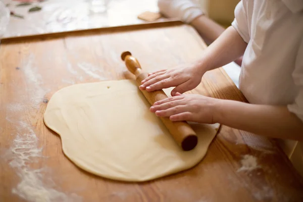 Maken van cookies met een kind / een moeder maken van cookies met haar kleine jongen. — Stockfoto