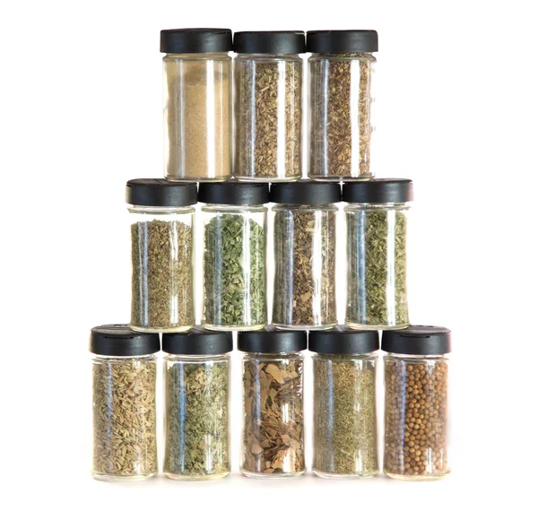 beyaz bitti izole baharatlar ile birçok kavanoz