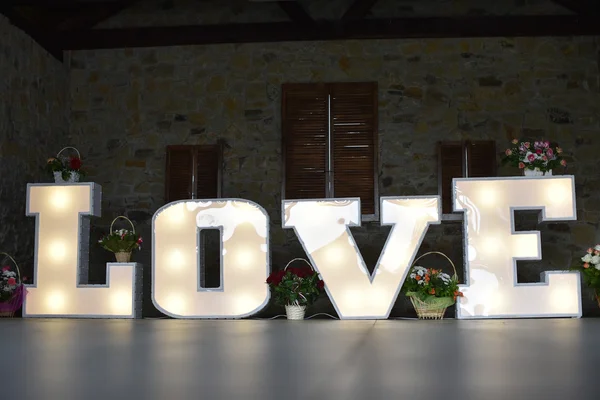 Çiçekler eski odasında aşk mektubu