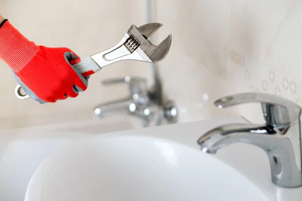 İngiliz anahtarı ayakta banyoda muslukçuyla