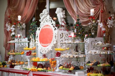 Tatlı tablo bir parti için. Cupcakes, tatlılık ve çiçekler