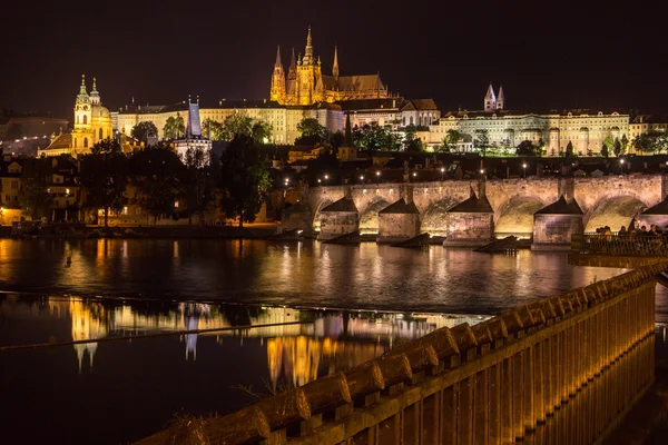 Reflection of Prague caste and the Charles bridge at dusk — Stock Photo, Image