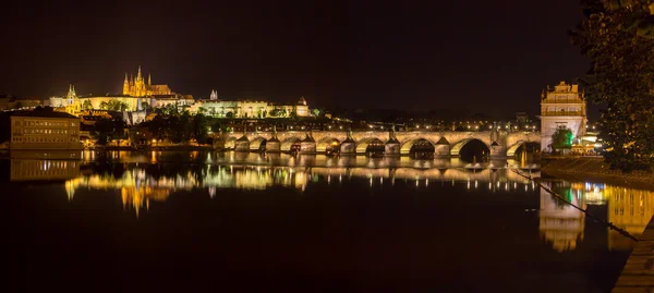 Charles Köprüsü ve Prag kast yansıma alacakaranlıkta