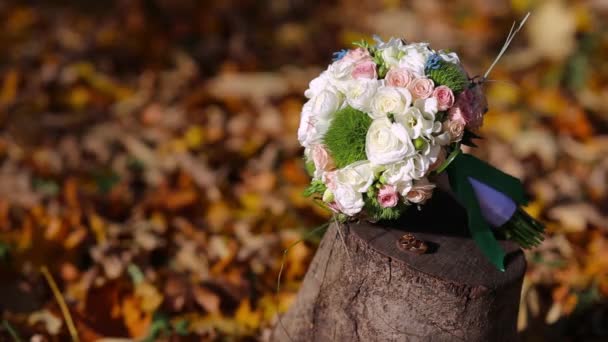 Ramo de novia en las hojas amarillas y anillos de boda — Vídeos de Stock