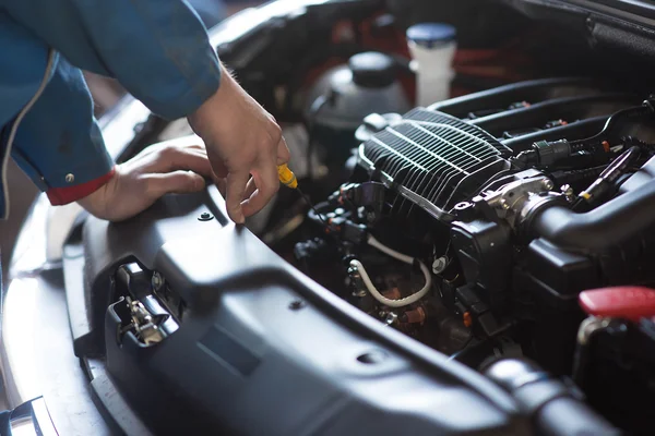 Automechaniker arbeitet in der Autoreparatur — Stockfoto