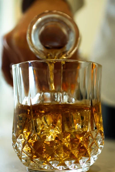 Vista Ravvicinata Una Bottiglia Che Versa Whisky Bicchiere Con Cubetti — Foto Stock