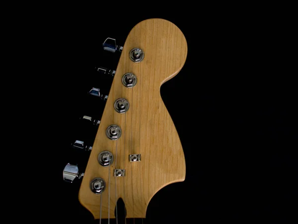 Elektro Gitarın Başlığının Siyah Arkaplandaki Detaylarına Yakın Plan Ayar Mandalları — Stok fotoğraf