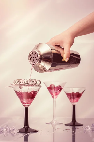 Versare cocktail in bicchieri art deco — Foto Stock