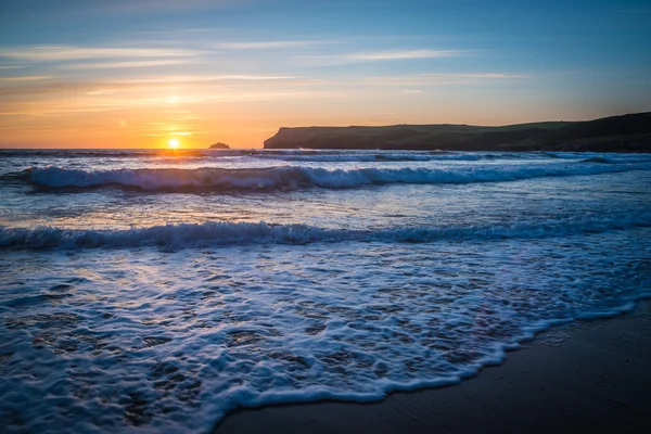 Ondas de lapidação ao pôr do sol — Fotografia de Stock