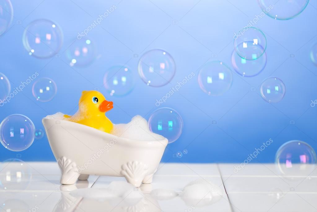Concepto de cuarto de baño con patito de goma — Foto de stock