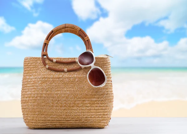 Bolsa de praia com óculos de sol — Fotografia de Stock