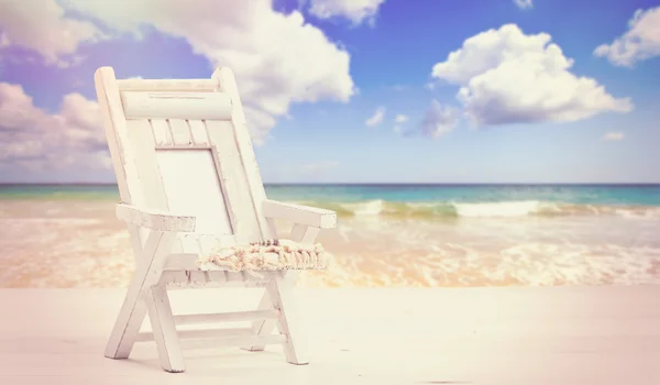 Banner de verão com cadeira de praia — Fotografia de Stock