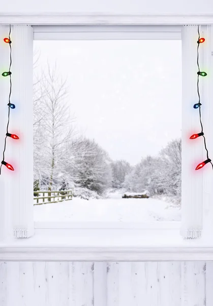 Рождественское окно со светом — стоковое фото