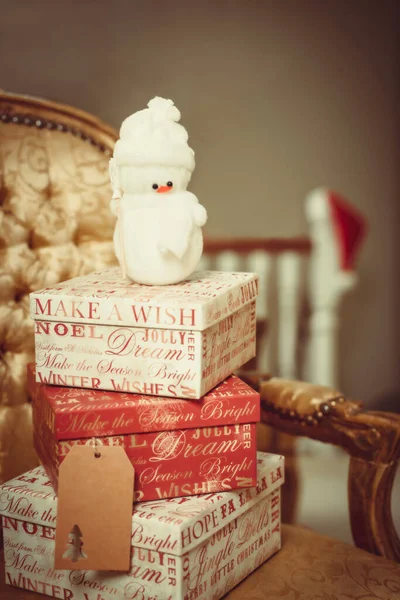 Boneco Neve Sentado Cima Uma Pilha Prensas Natal — Fotografia de Stock