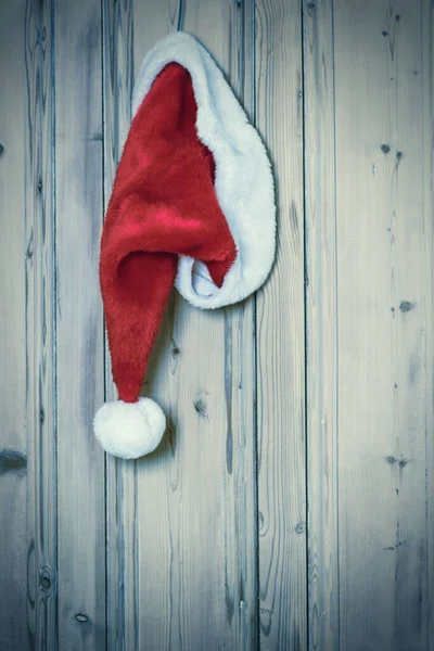 Hängende Weihnachtsmütze Rustikaler Holztür — Stockfoto