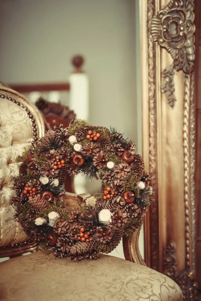 Kerst Krans Versierd Met Dennenappels Bessen Vleugel Worden Opgehangen — Stockfoto