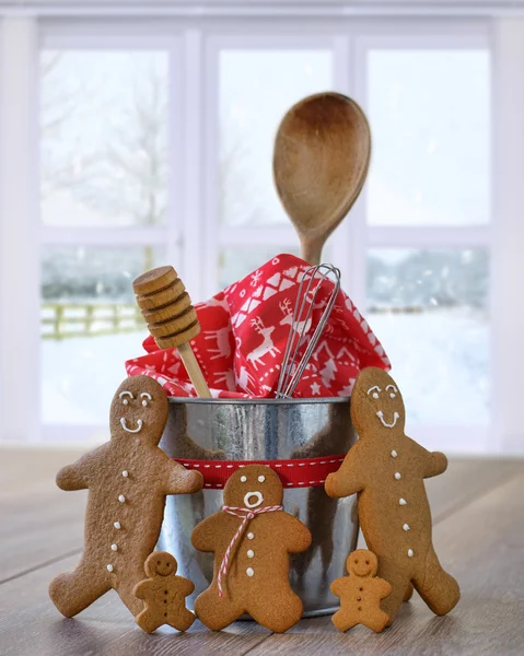 Lebkuchen mit Backutensilien — Stockfoto