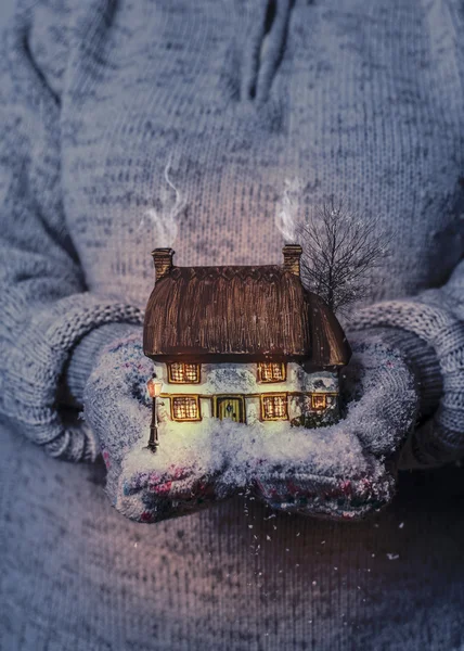 Cottage invernale di notte — Foto Stock