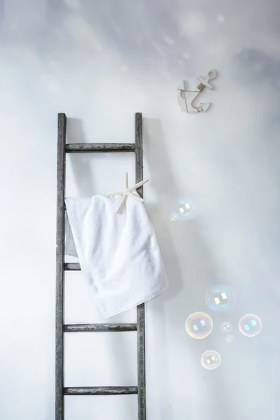 Ladder met handdoek — Stockfoto