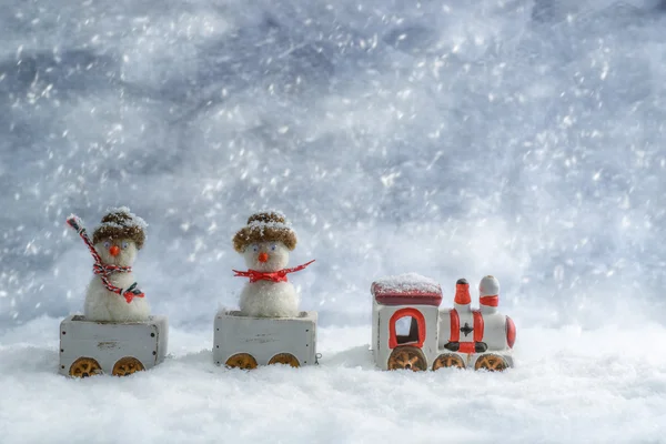 Muñecos de nieve en tren — Foto de Stock