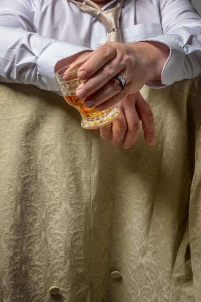 Homem bebendo bebidas espirituosas — Fotografia de Stock