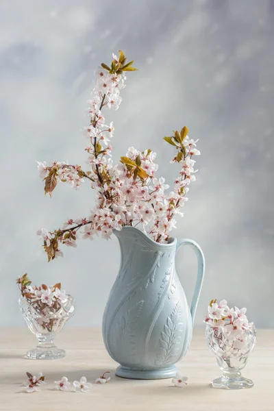 Antike Kanne mit Blüte — Stockfoto