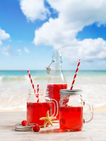 Drinkar på stranden — Stockfoto
