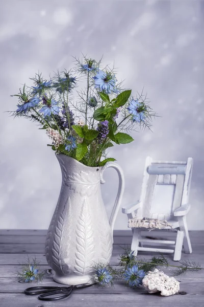 A vadon élő virágok vázában — Stock Fotó