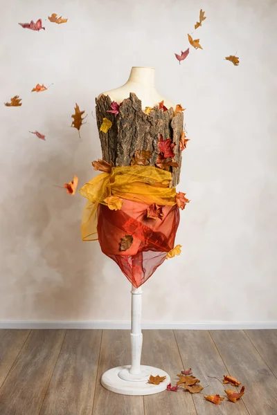 Mannequin d'automne avec feuilles tombantes — Photo