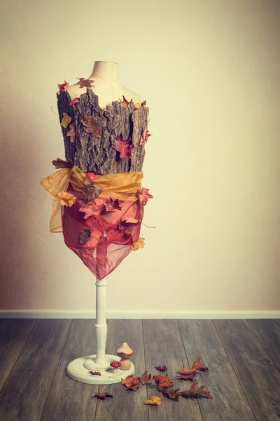 Herfst Mannequin met Fall Leaves — Stockfoto
