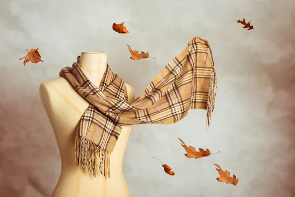 Autumn Scarf With Falling Leaves — Stock Photo, Image
